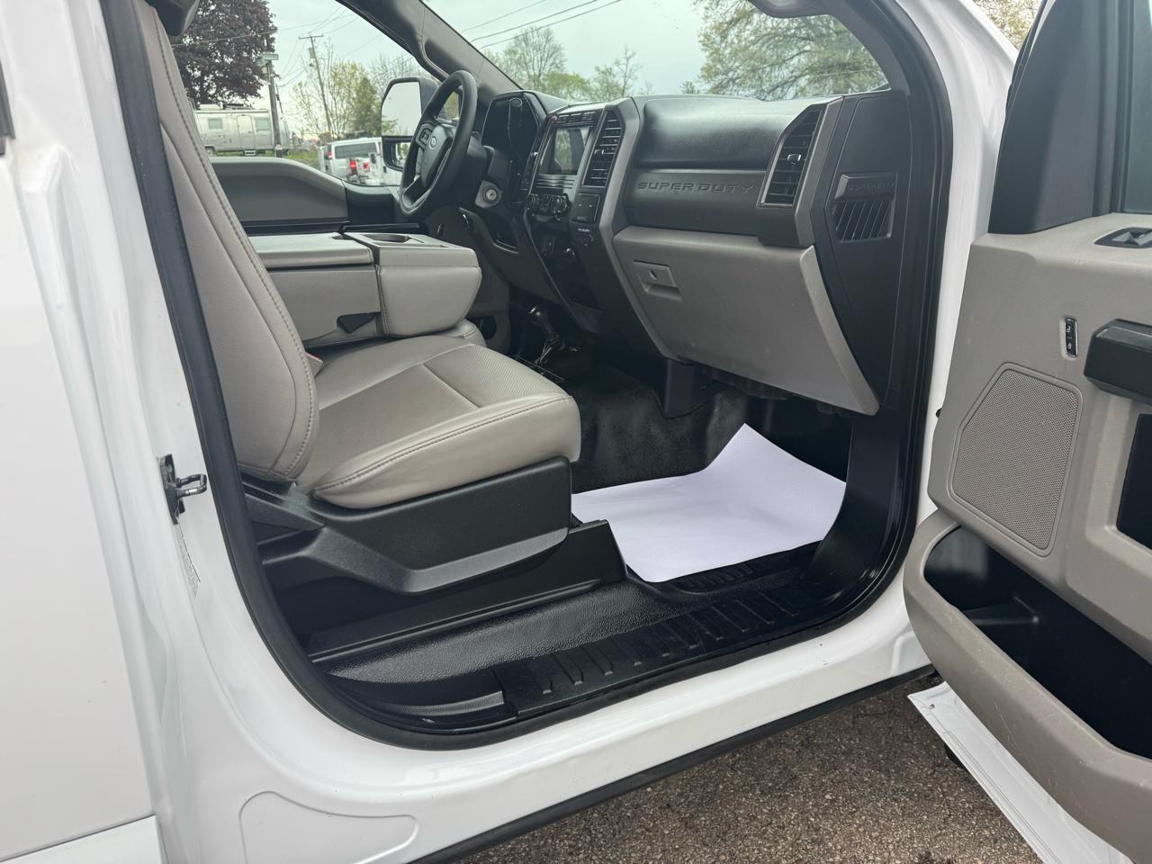 Ford Super Duty F-550 DRW XL 4WD Reg Cab 169" WB 84" CA 2019