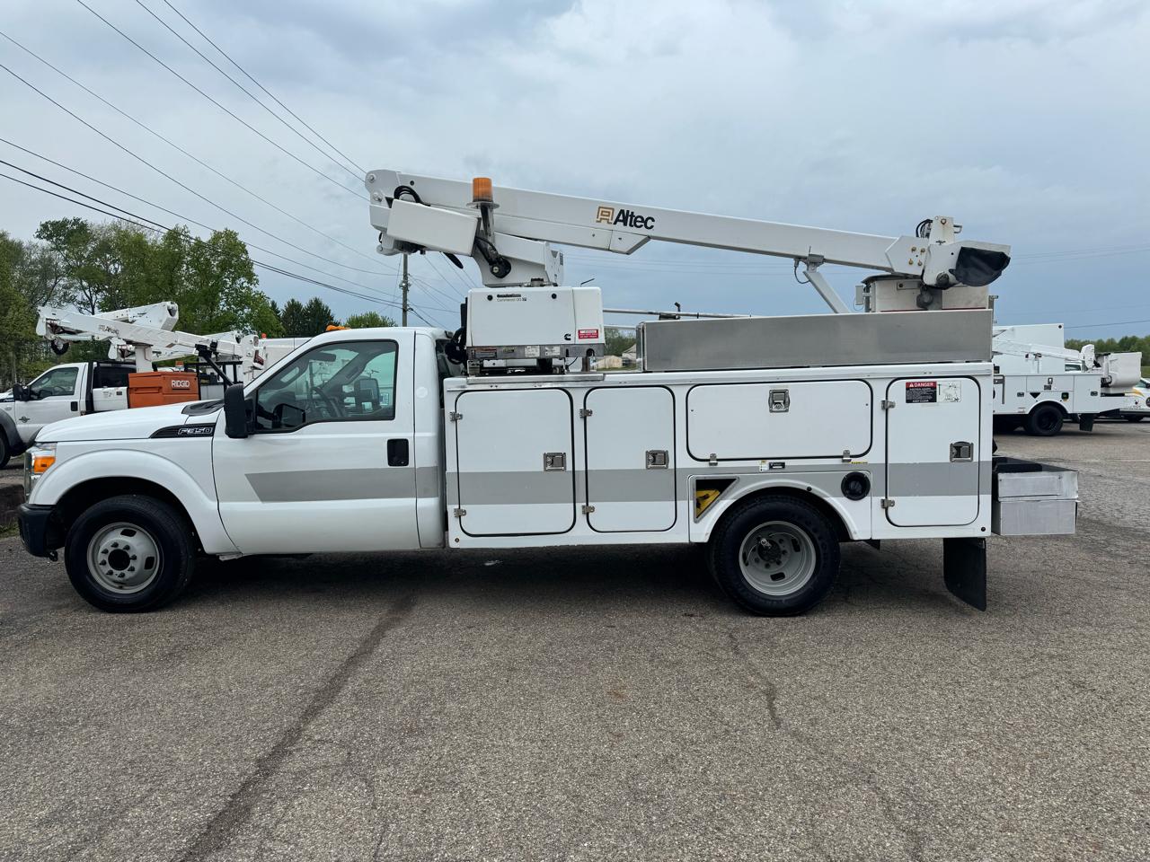 Ford Super Duty F-350 DRW 2WD Reg Cab 165" WB 84" CA XL 2012