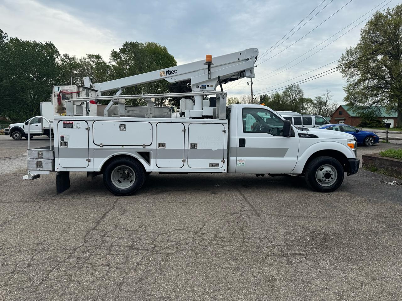 Ford Super Duty F-350 DRW 2WD Reg Cab 165" WB 84" CA XL 2012