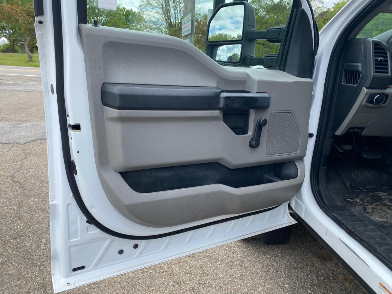 Ford Super Duty F-450 DRW XL 2WD Reg Cab 169" WB 84" CA 2017