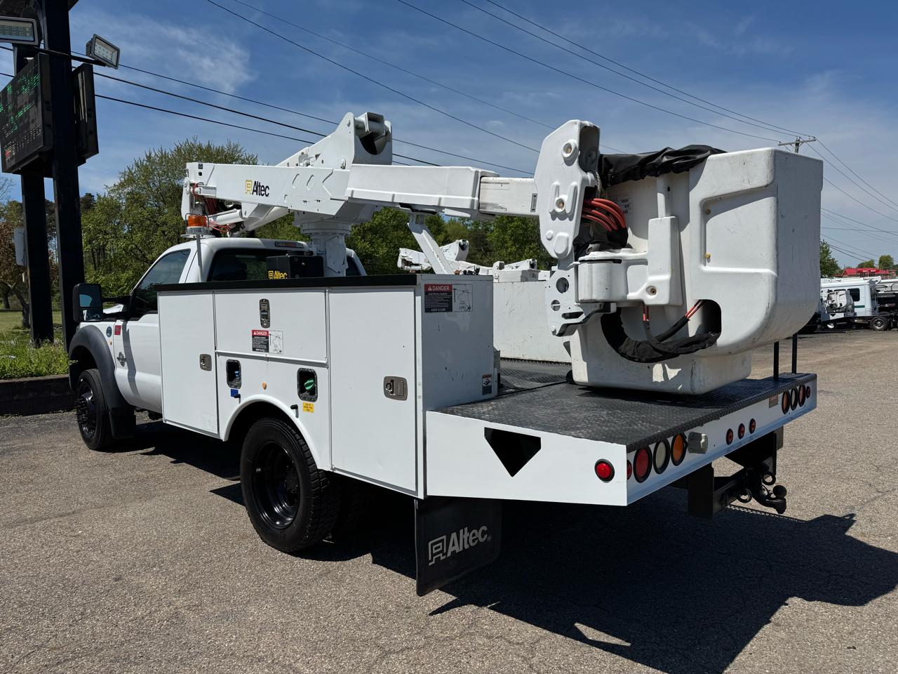 Ford Super Duty F-550 DRW 2WD Reg Cab 141" WB 60" CA XL 2013