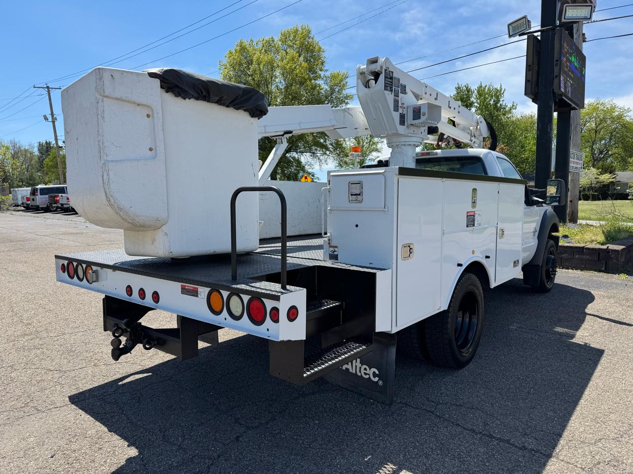 Ford Super Duty F-550 DRW 2WD Reg Cab 141" WB 60" CA XL 2013