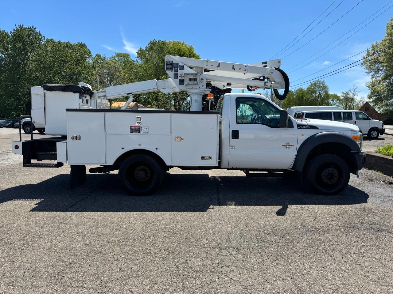 Ford Super Duty F-550 DRW 2WD Reg Cab 141" WB 60" CA XL 2013