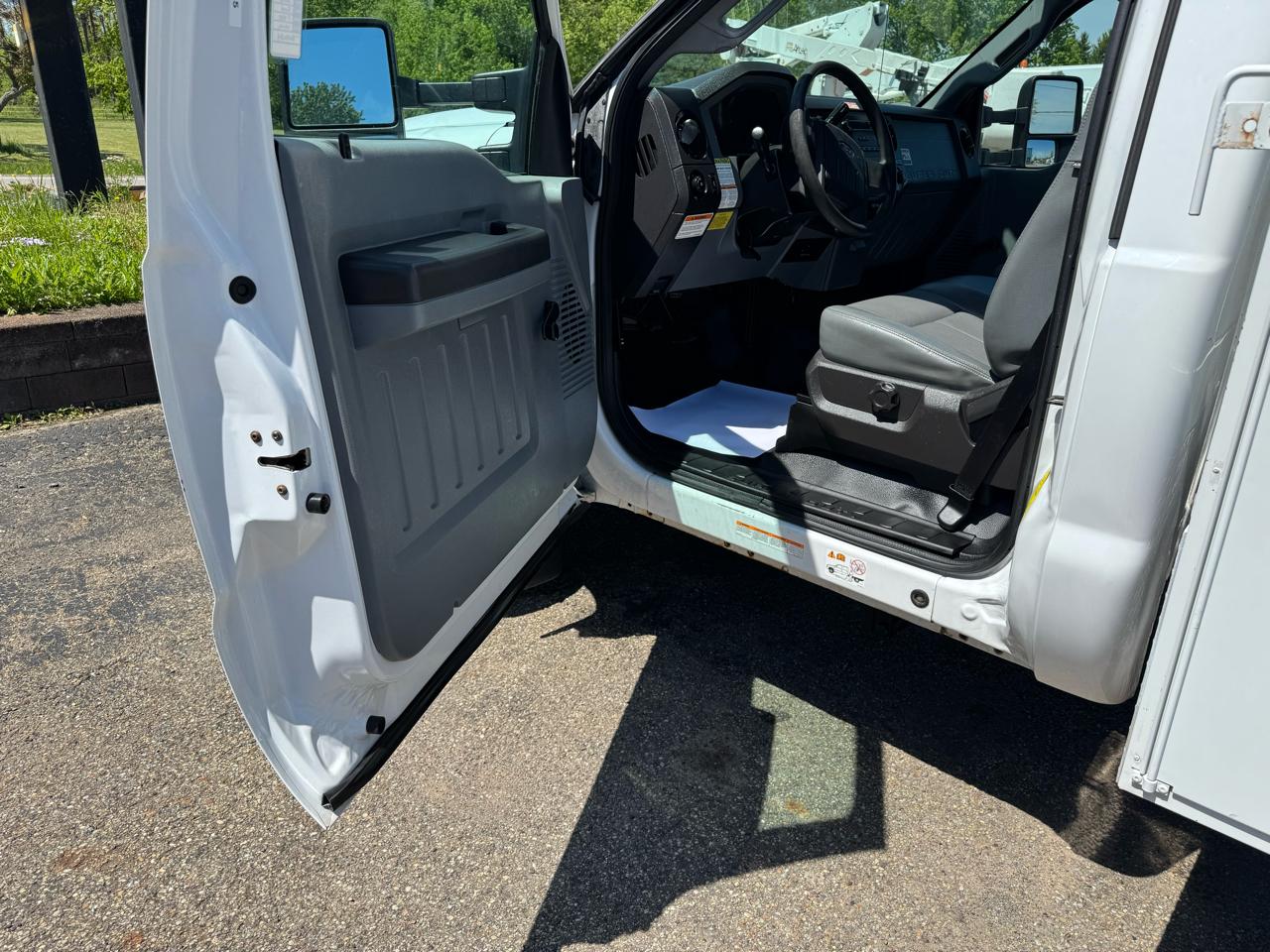 Ford Super Duty F-550 DRW 2WD Reg Cab 141" WB 60" CA XL 2013