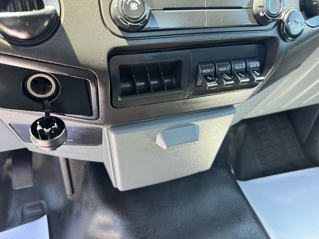 Ford Super Duty F-550 DRW 2WD Reg Cab 141" WB 60" CA XL 2013