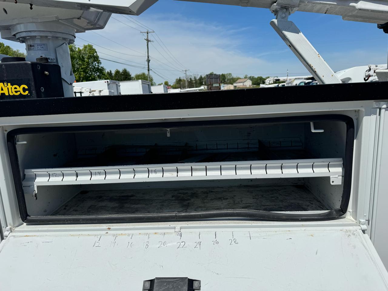 Ford Super Duty F-550 DRW 2WD Reg Cab 141" WB 60" CA XL 2013