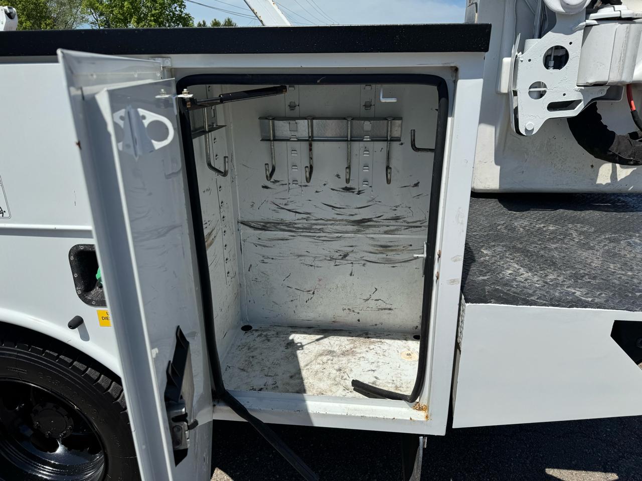 Ford Super Duty F-550 DRW 2WD Reg Cab 141" WB 60" CA XL 2013