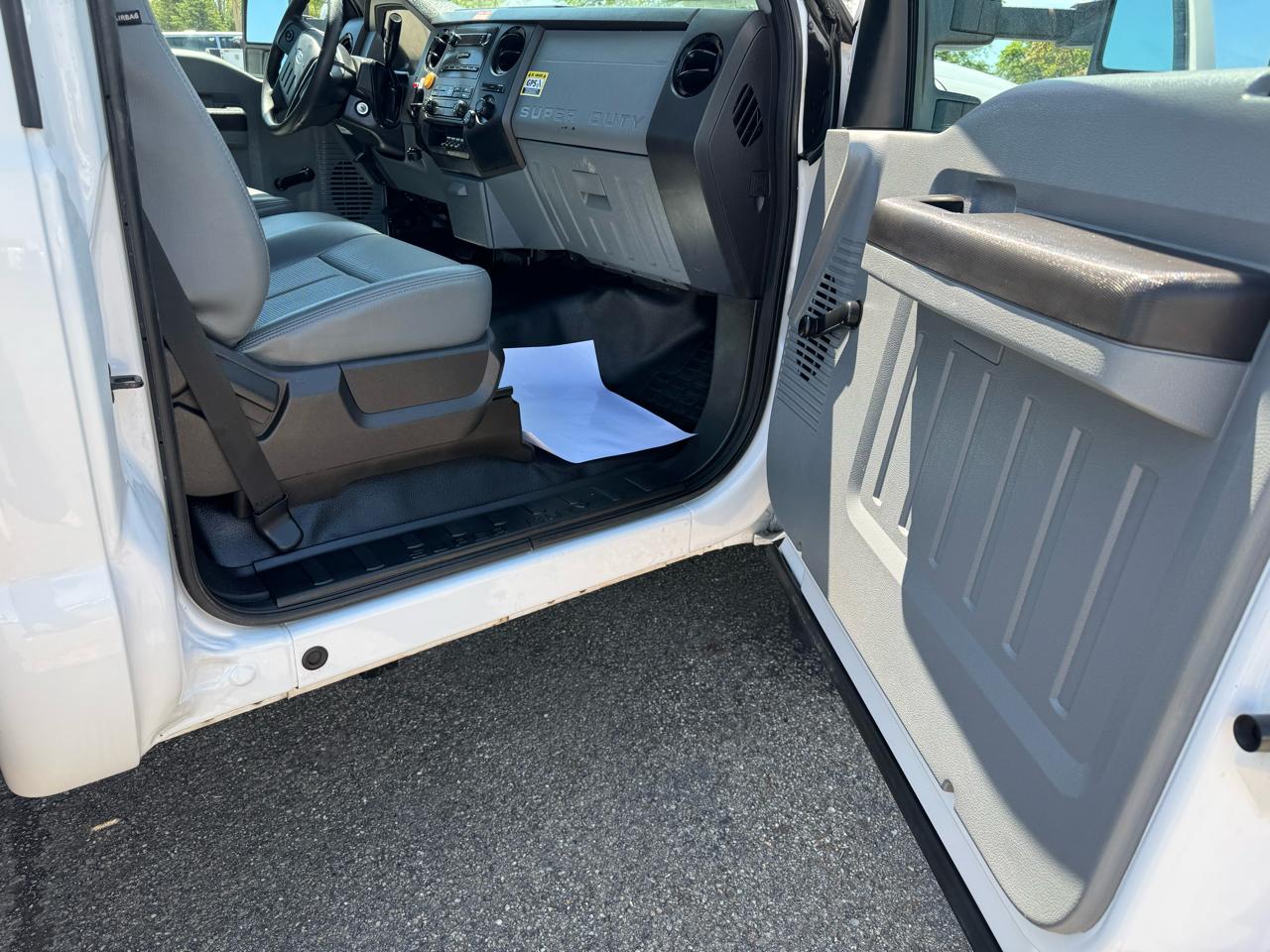 Ford Super Duty F-550 DRW 2WD Reg Cab 141" WB 60" CA XL 2013