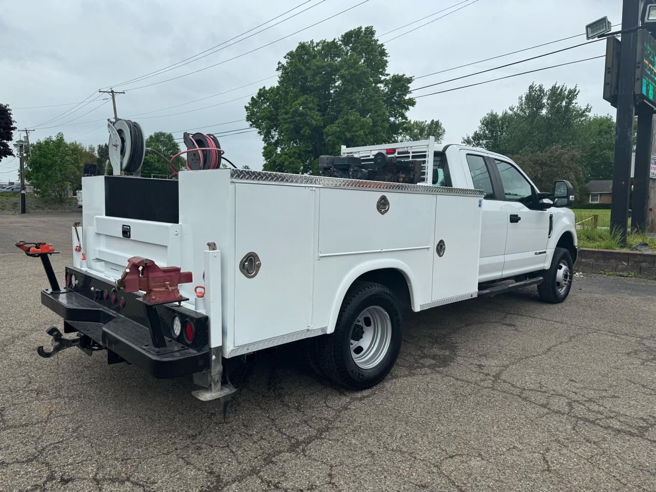 Ford Super Duty F-350 DRW XL 4WD SuperCab 168" WB 60" CA 2019