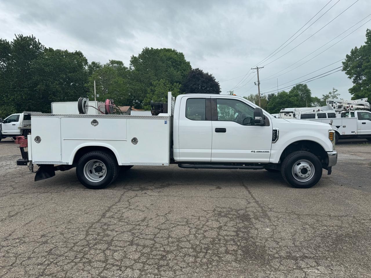 Ford Super Duty F-350 DRW XL 4WD SuperCab 168" WB 60" CA 2019