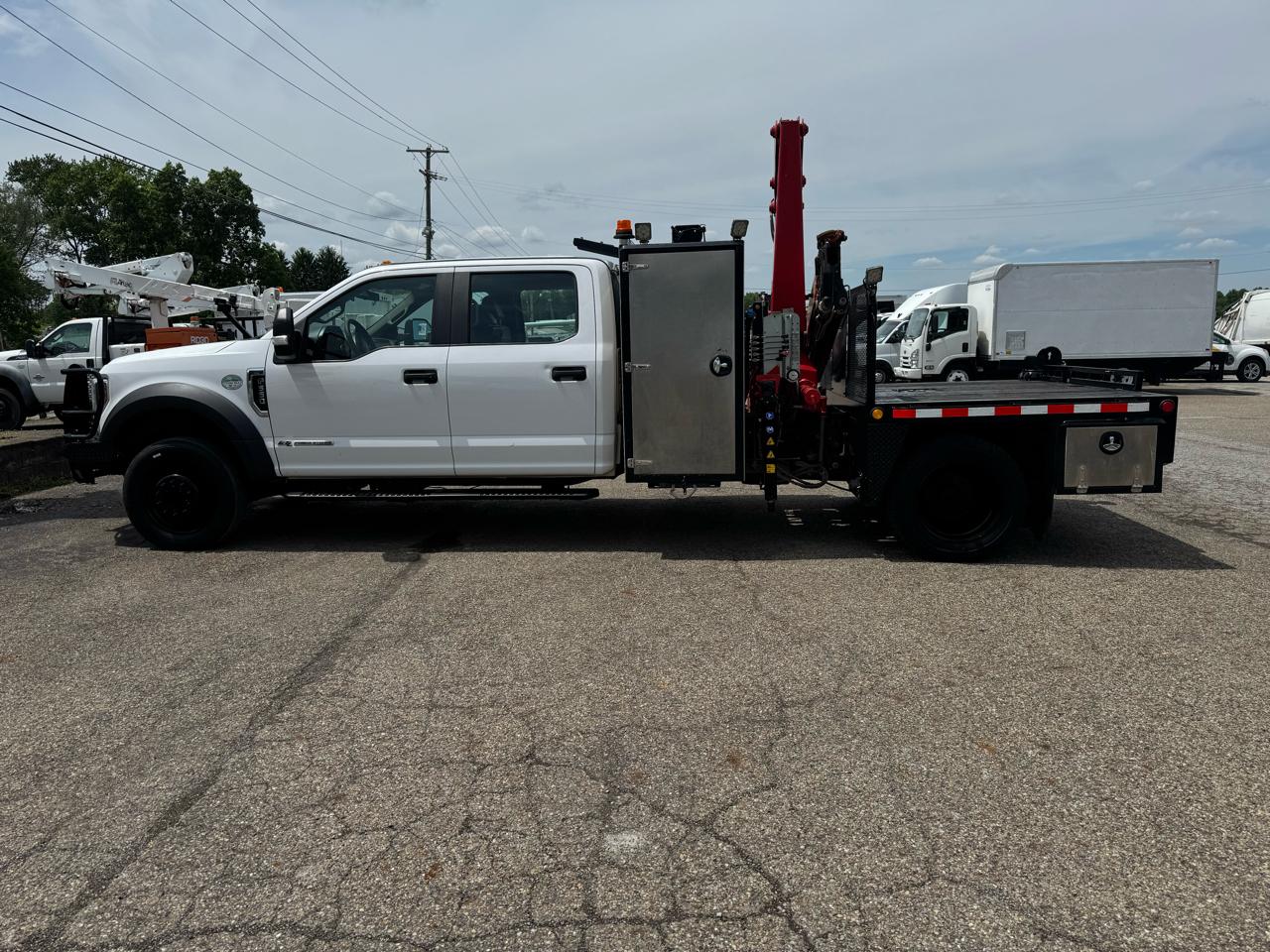 Ford Super Duty F-550 DRW XL 4WD Crew Cab 203" WB 84" CA 2018