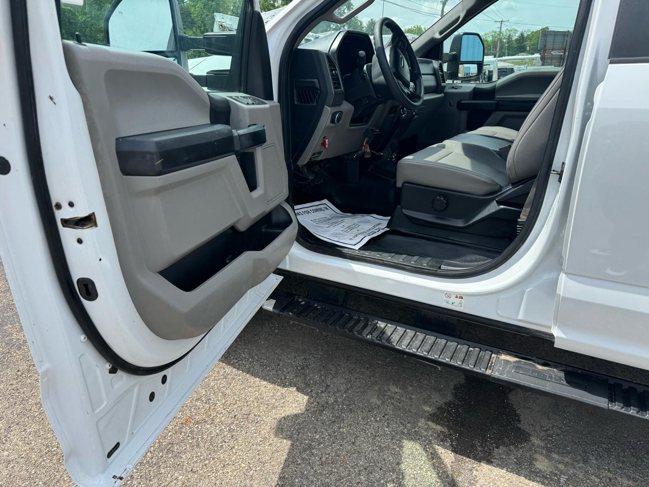 Ford Super Duty F-550 DRW XL 4WD Crew Cab 203" WB 84" CA 2018