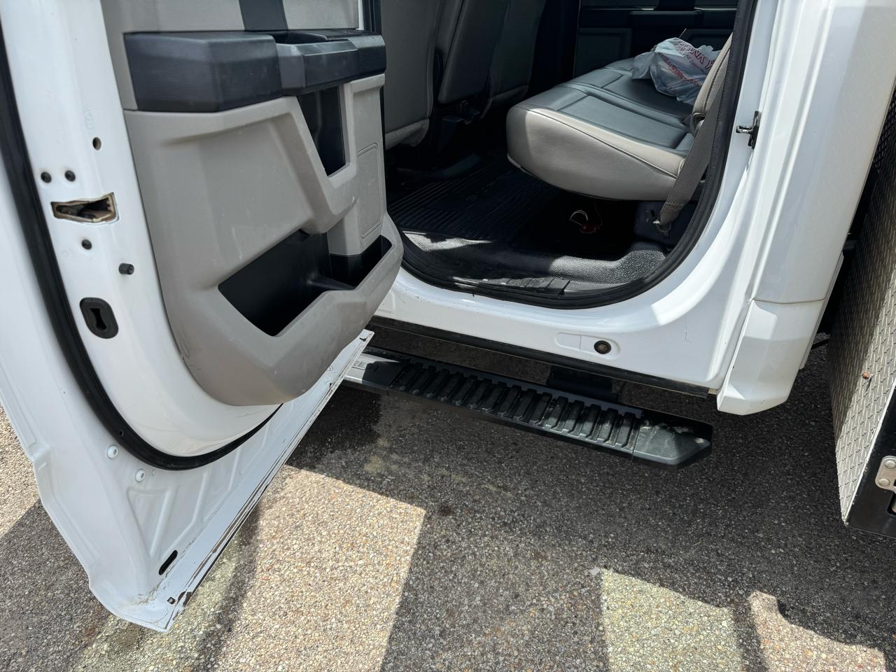 Ford Super Duty F-550 DRW XL 4WD Crew Cab 203" WB 84" CA 2018