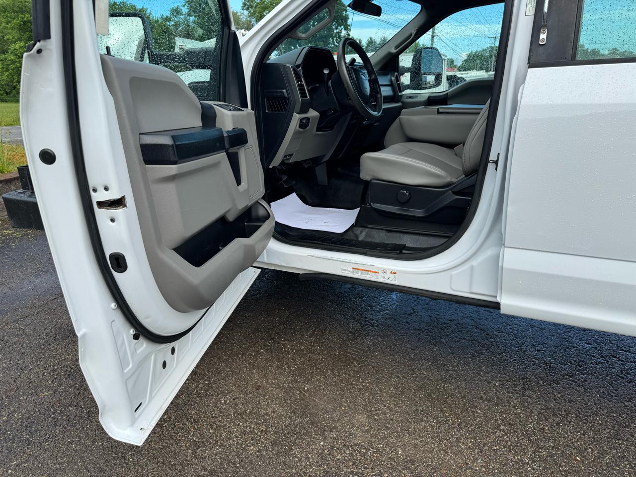Ford Super Duty F-550 DRW XL 4WD Crew Cab 203" WB 84" CA 2020