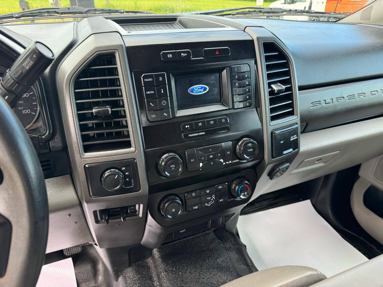 Ford Super Duty F-550 DRW XL 4WD Crew Cab 203" WB 84" CA 2020