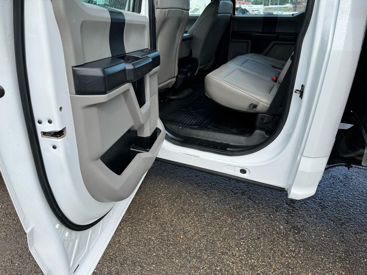 Ford Super Duty F-550 DRW XL 4WD Crew Cab 203" WB 84" CA 2020