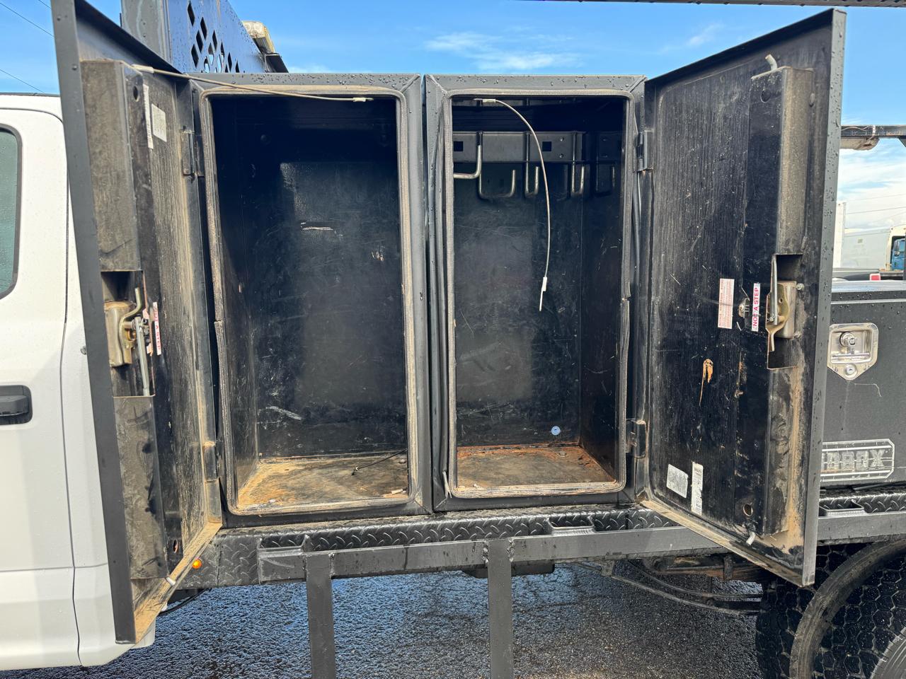 Ford Super Duty F-550 DRW XL 4WD Crew Cab 203" WB 84" CA 2020