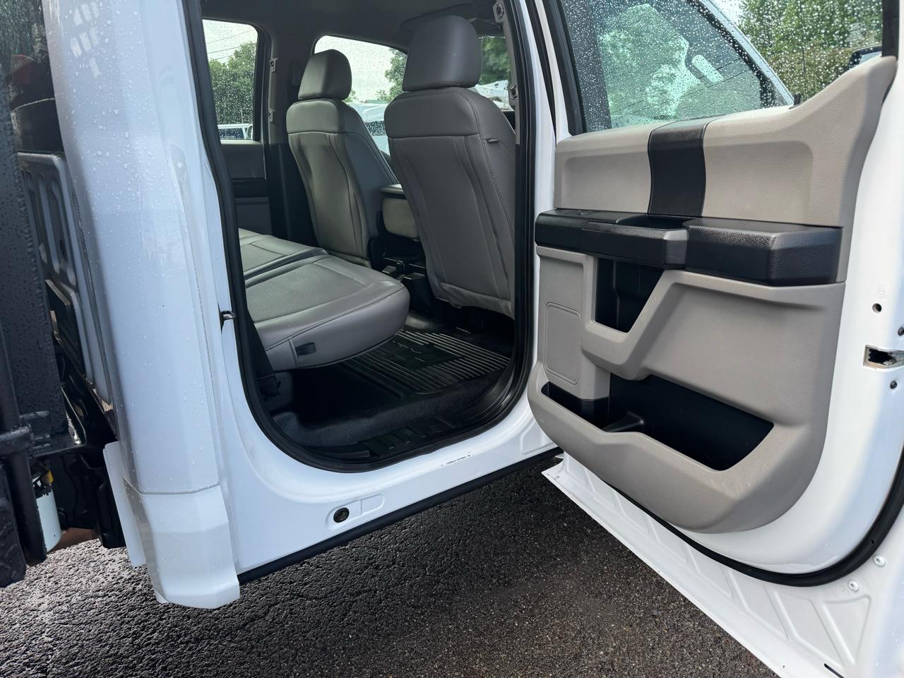 Ford Super Duty F-550 DRW XL 4WD Crew Cab 203" WB 84" CA 2020