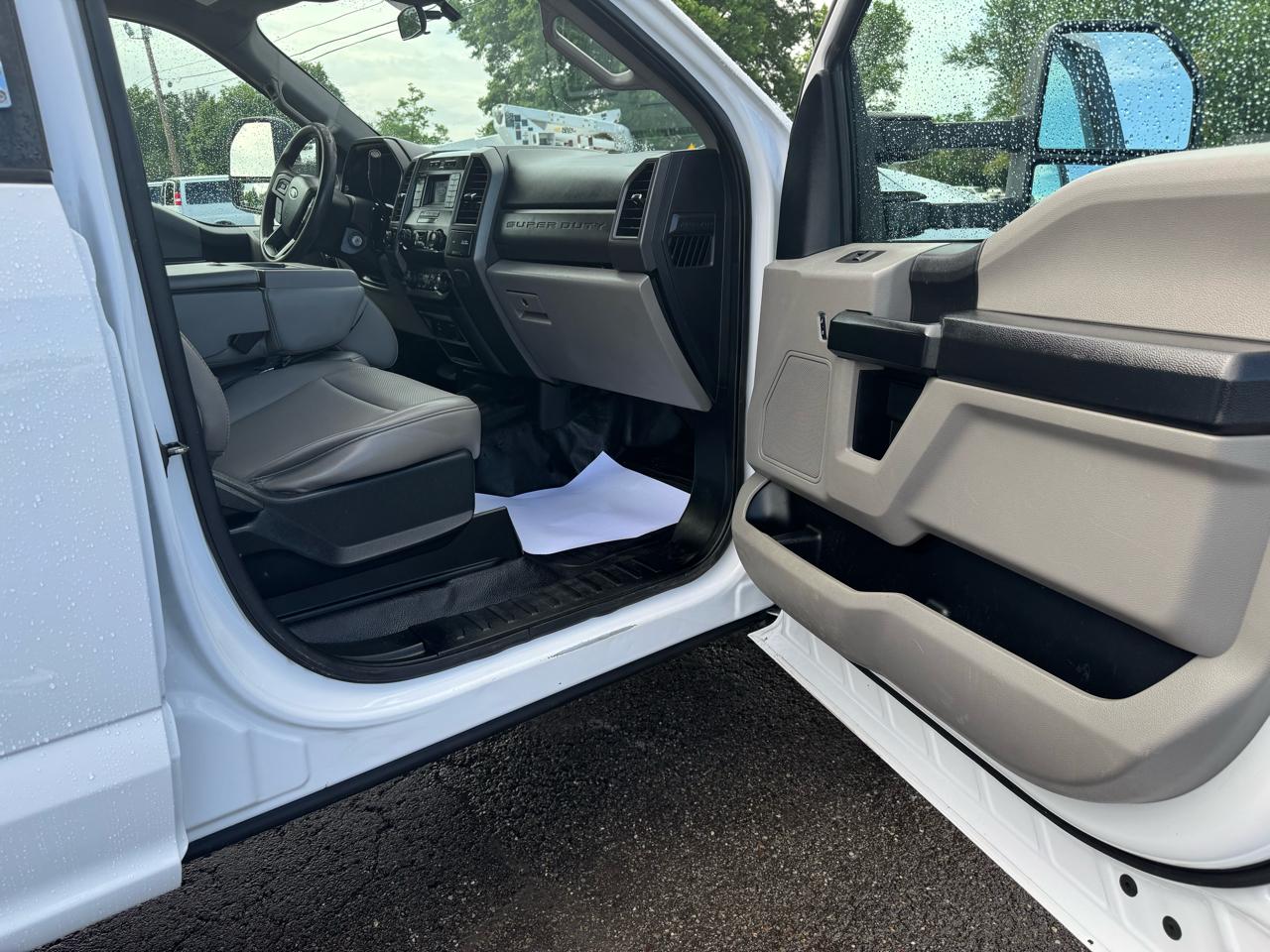 Ford Super Duty F-550 DRW XL 4WD Crew Cab 203" WB 84" CA 2020