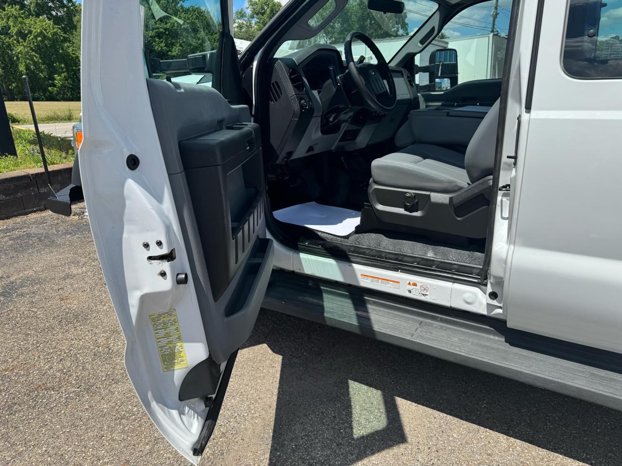 Ford Super Duty F-550 DRW 4WD SuperCab 186" WB 84" CA XL 2012