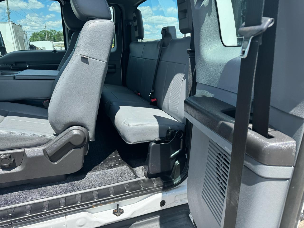 Ford Super Duty F-550 DRW 4WD SuperCab 186" WB 84" CA XL 2012