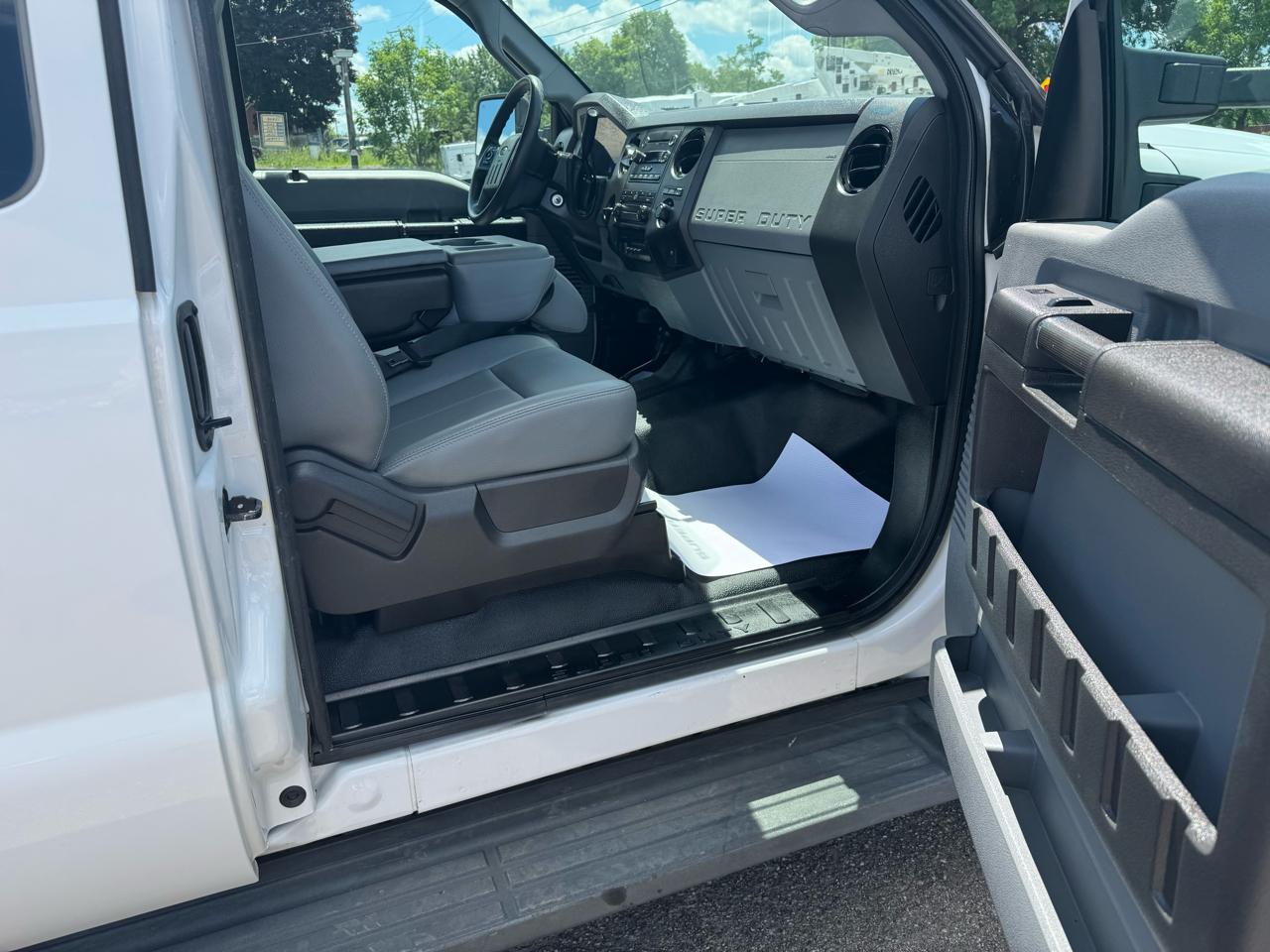 Ford Super Duty F-550 DRW 4WD SuperCab 186" WB 84" CA XL 2012