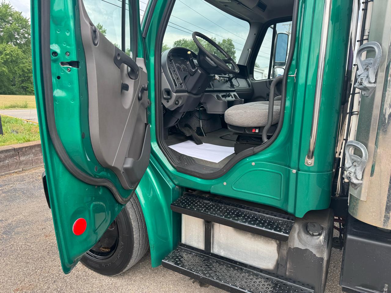Freightliner M2 106  2009