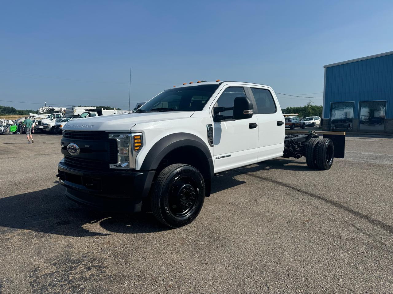Ford Super Duty F-550 DRW XL 4WD Crew Cab 203" WB 84" CA 2019