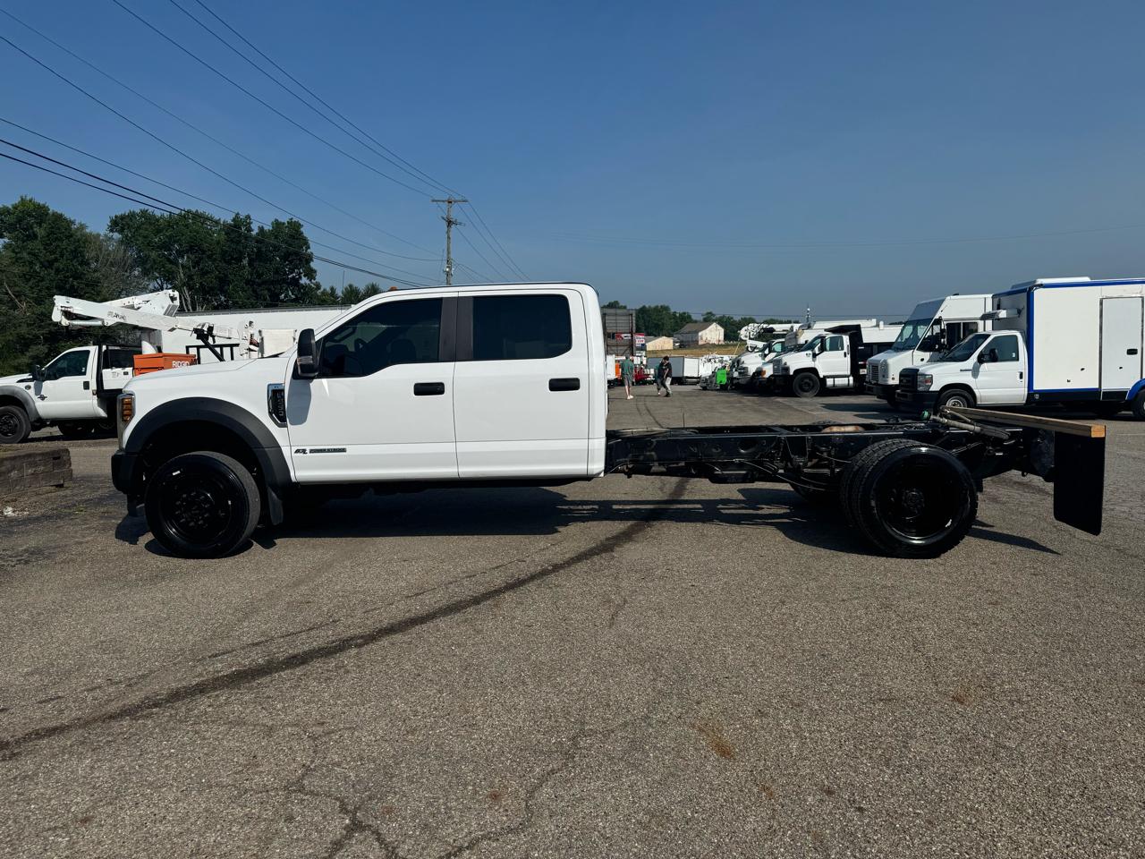 Ford Super Duty F-550 DRW XL 4WD Crew Cab 203" WB 84" CA 2019