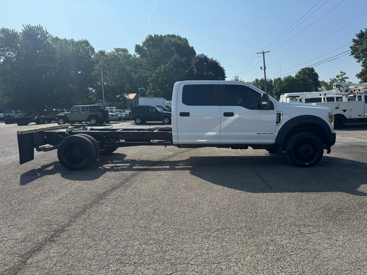 Ford Super Duty F-550 DRW XL 4WD Crew Cab 203" WB 84" CA 2019