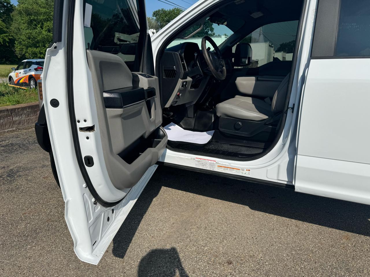 Ford Super Duty F-550 DRW XL 4WD Crew Cab 203" WB 84" CA 2019