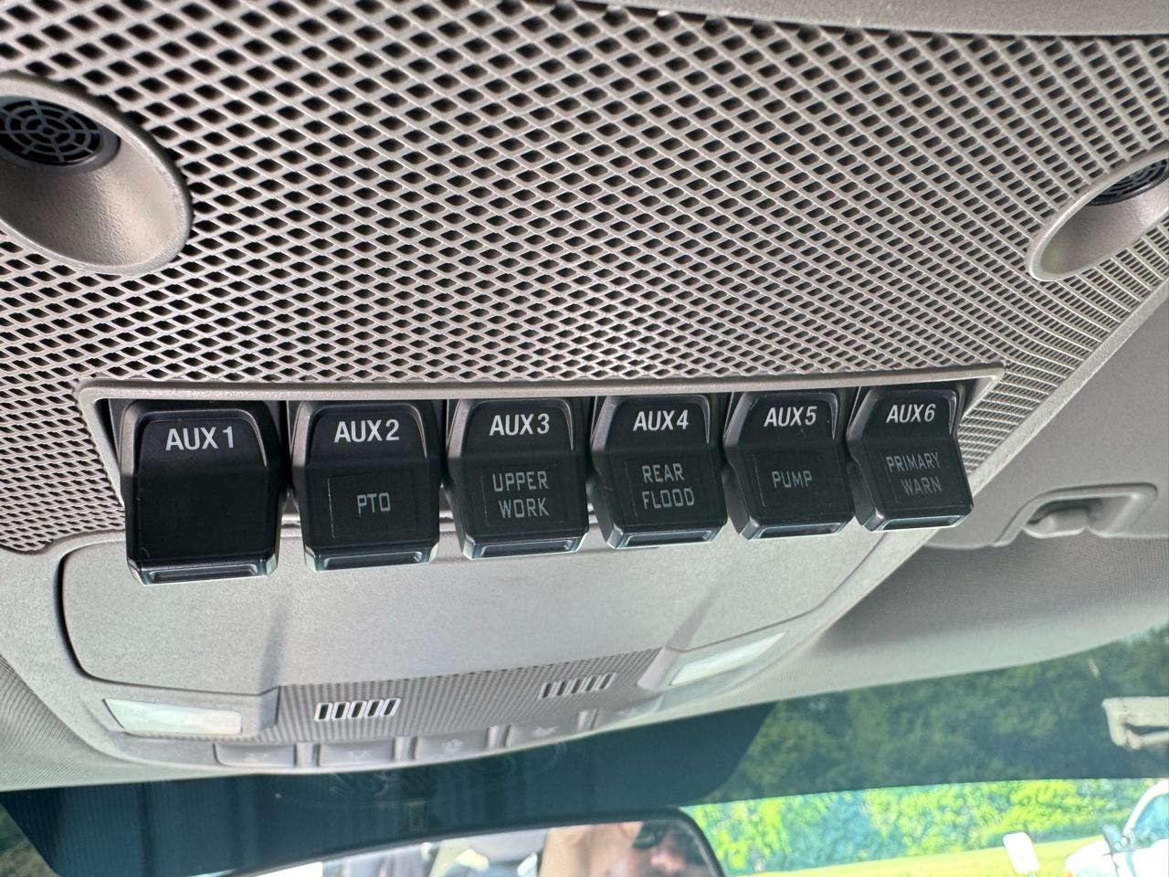Ford Super Duty F-550 DRW XL 4WD Crew Cab 203" WB 84" CA 2019
