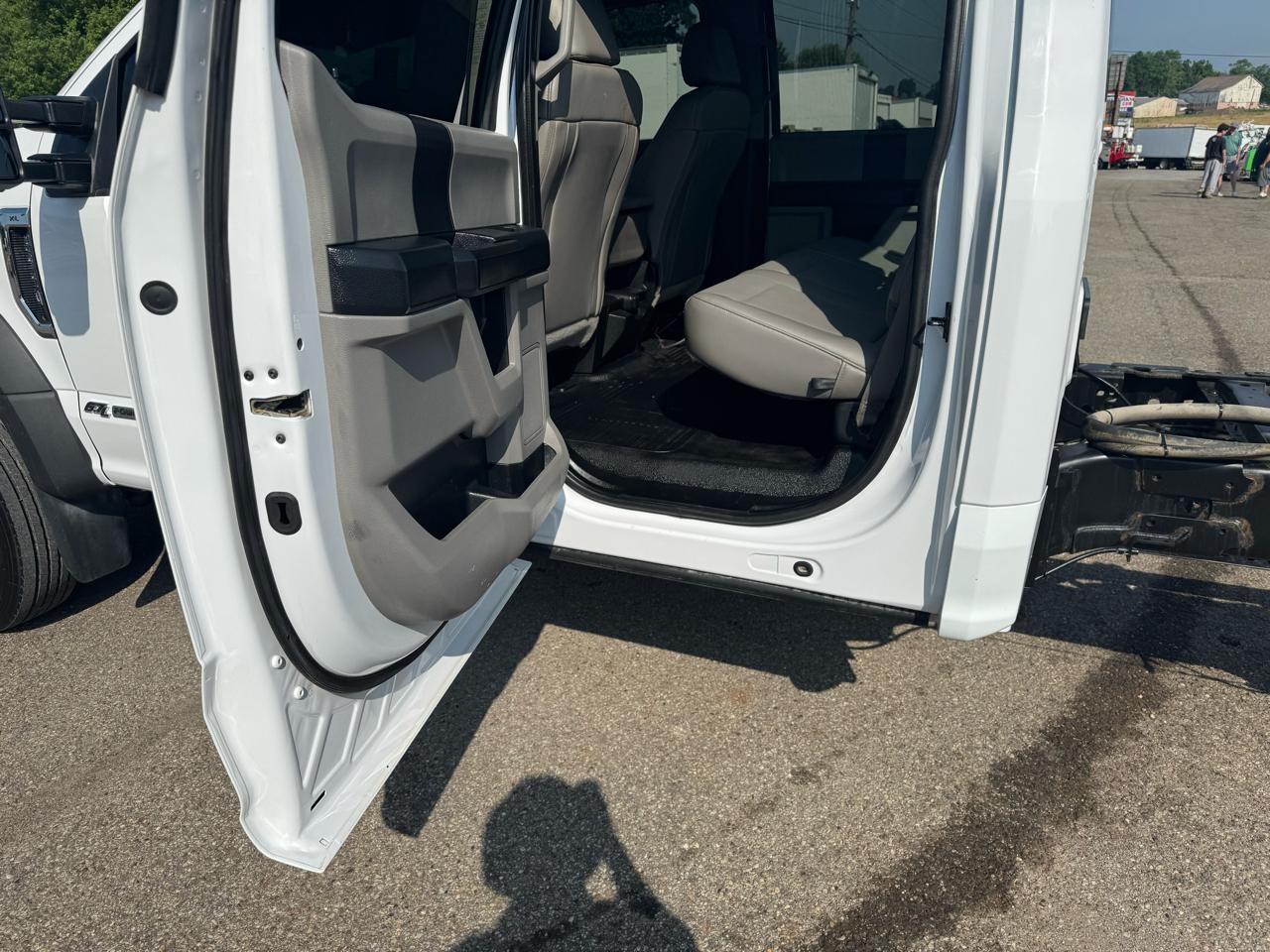 Ford Super Duty F-550 DRW XL 4WD Crew Cab 203" WB 84" CA 2019
