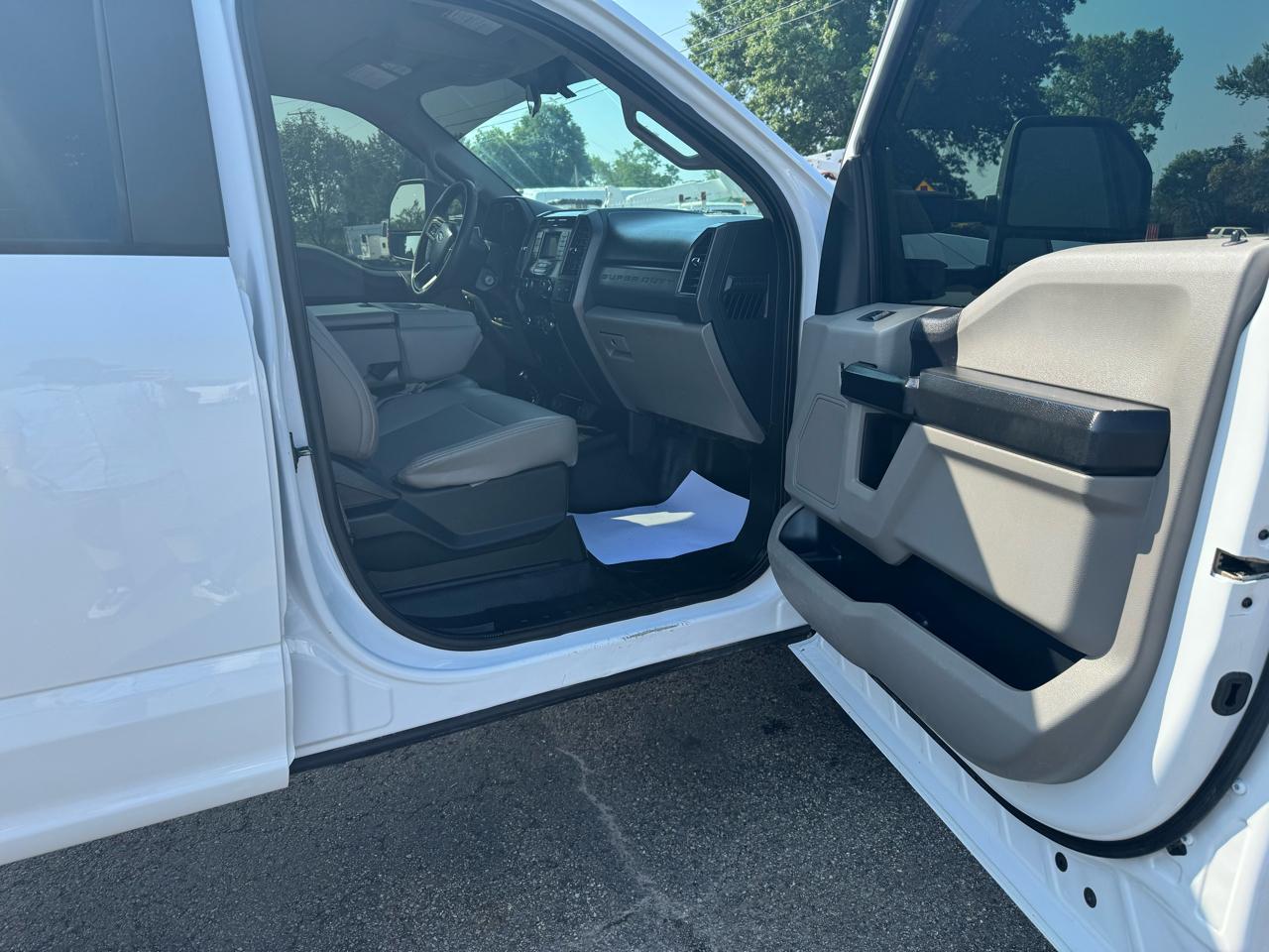 Ford Super Duty F-550 DRW XL 4WD Crew Cab 203" WB 84" CA 2019
