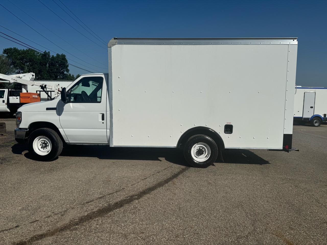 Ford E-Series Cutaway E-350 SRW 138" WB 2023