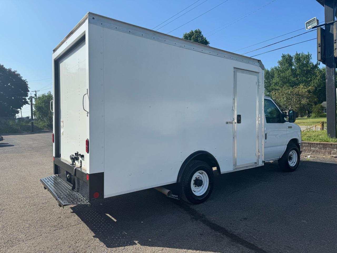 Ford E-Series Cutaway E-350 SRW 138" WB 2023