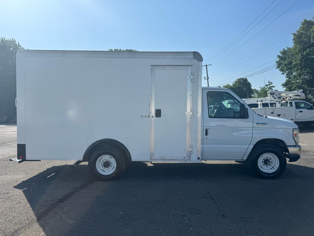 Ford E-Series Cutaway E-350 SRW 138" WB 2023