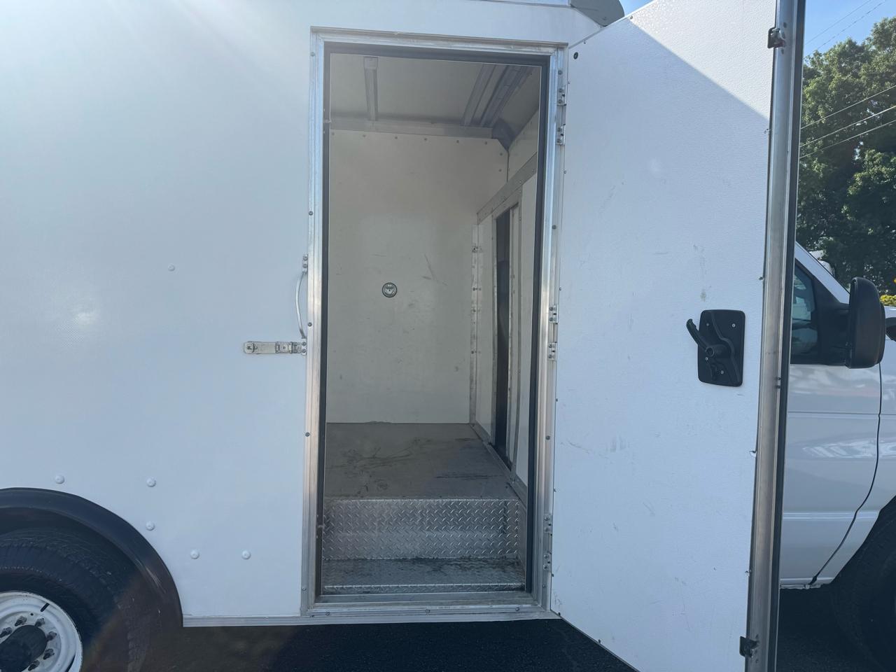 Ford E-Series Cutaway E-350 SRW 138" WB 2023