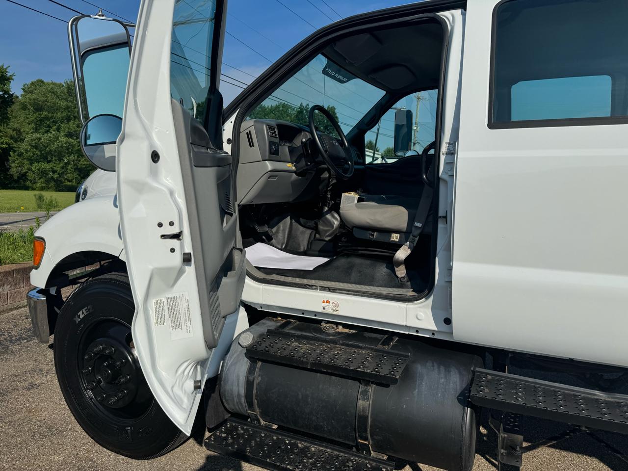 Ford Super Duty F-750 Straight Frame Crew Cab XL 2010
