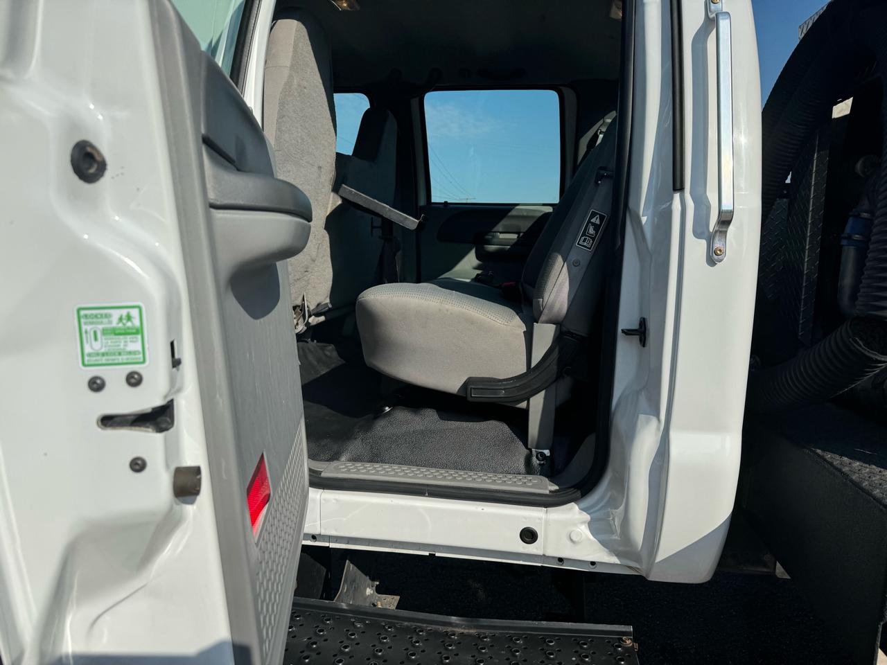 Ford Super Duty F-750 Straight Frame Crew Cab XL 2010