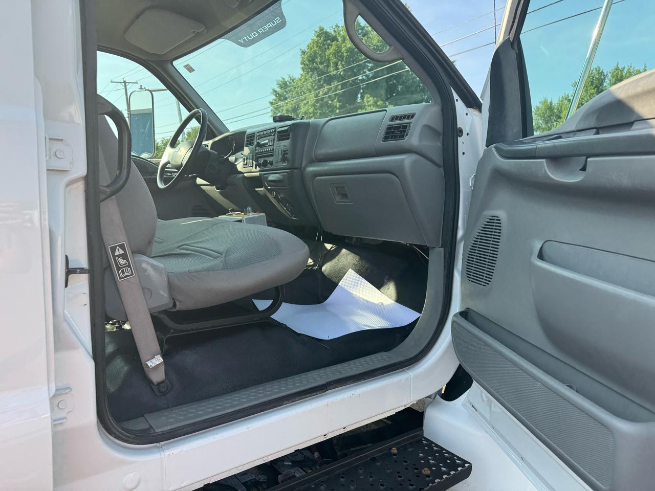Ford Super Duty F-750 Straight Frame Crew Cab XL 2010