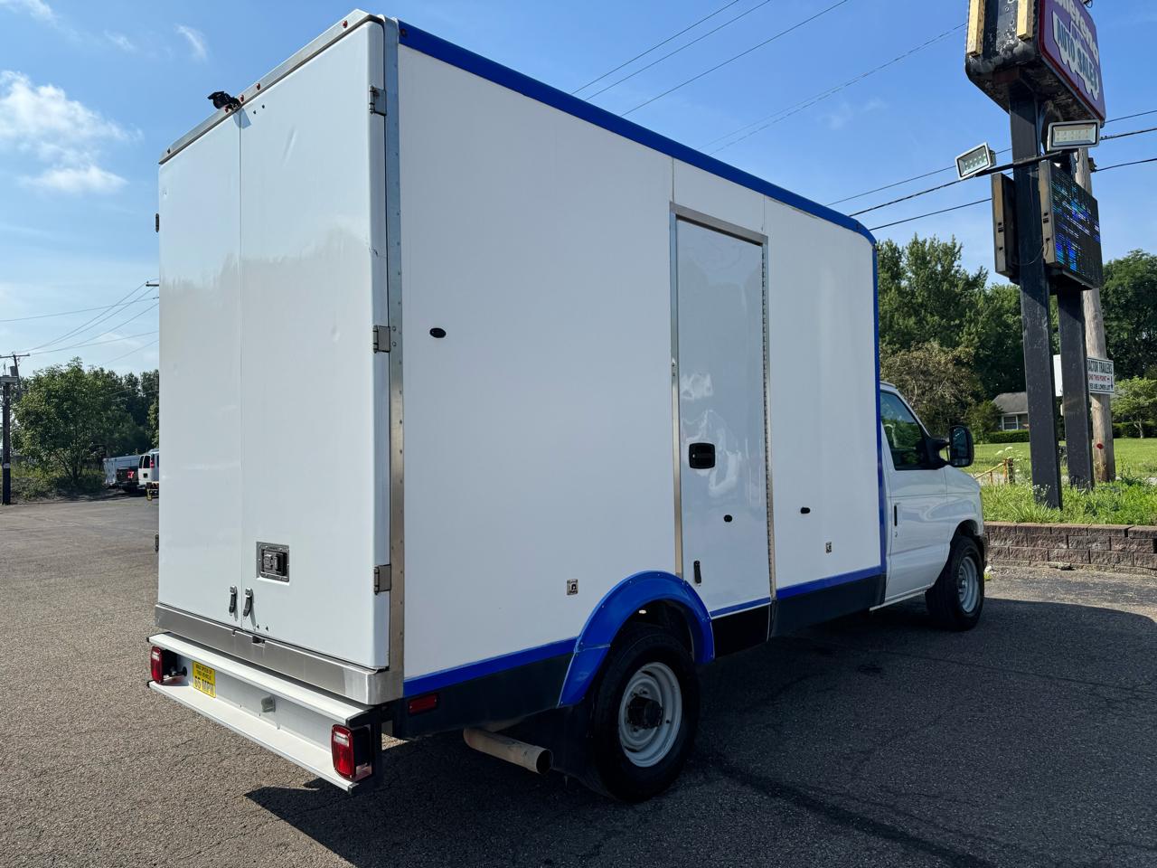 Ford E-Series Cutaway E-350 SRW 138" WB 2024