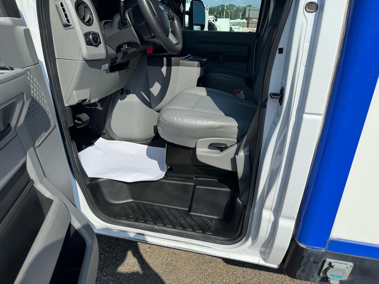 Ford E-Series Cutaway E-350 SRW 138" WB 2024