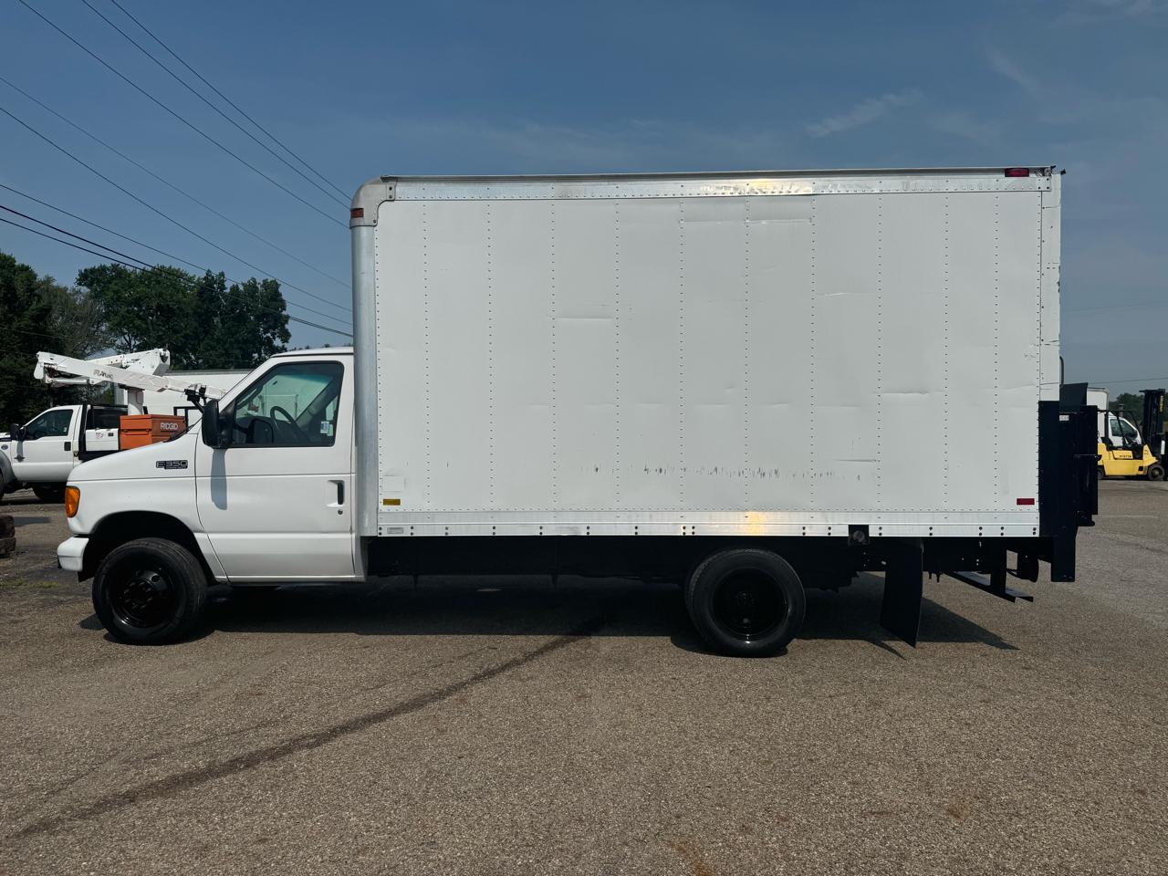 Ford Econoline Commercial Cutaway E-350 Super Duty 138" WB DRW 2004