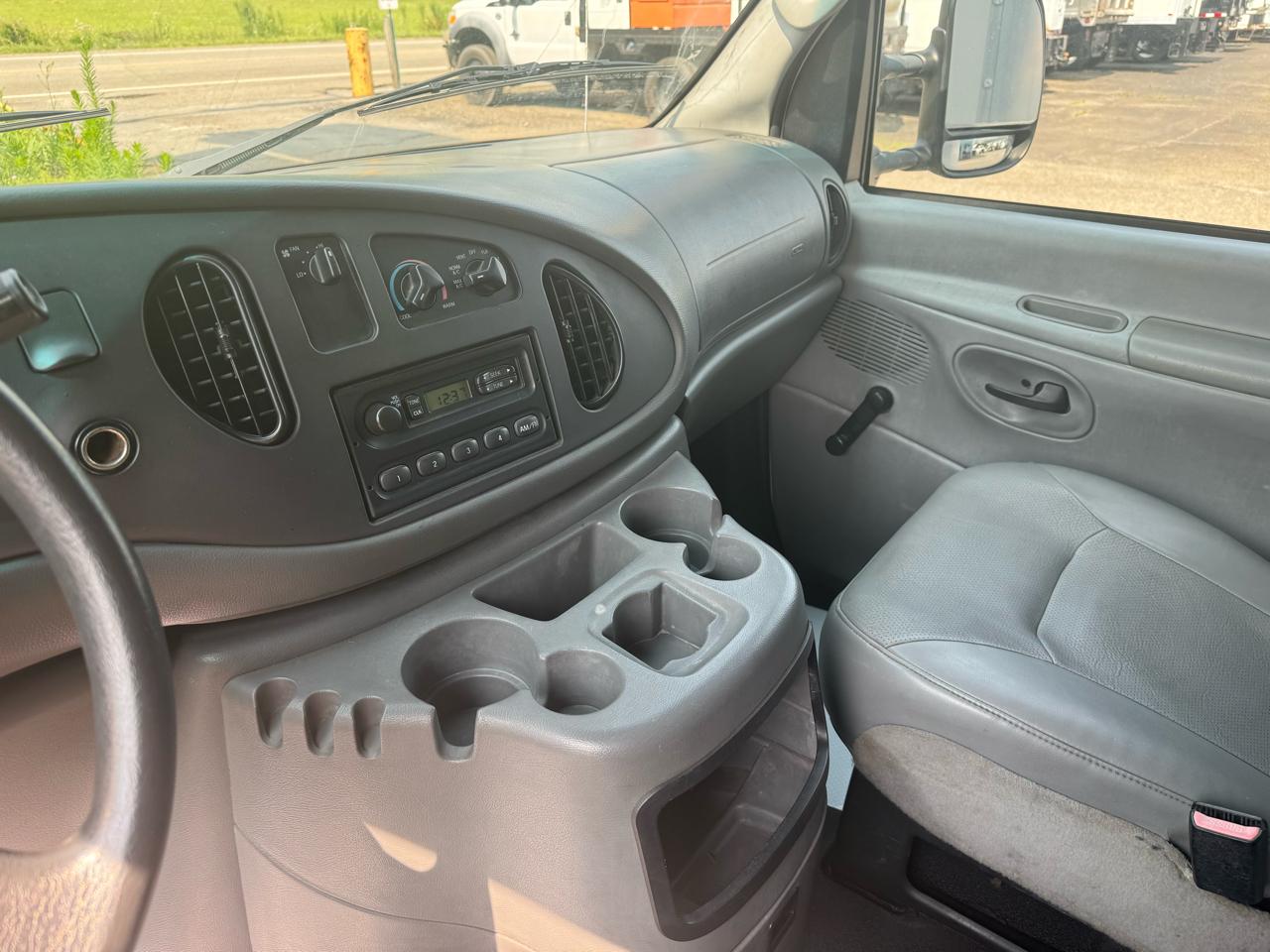 Ford Econoline Commercial Cutaway E-350 Super Duty 138" WB DRW 2004