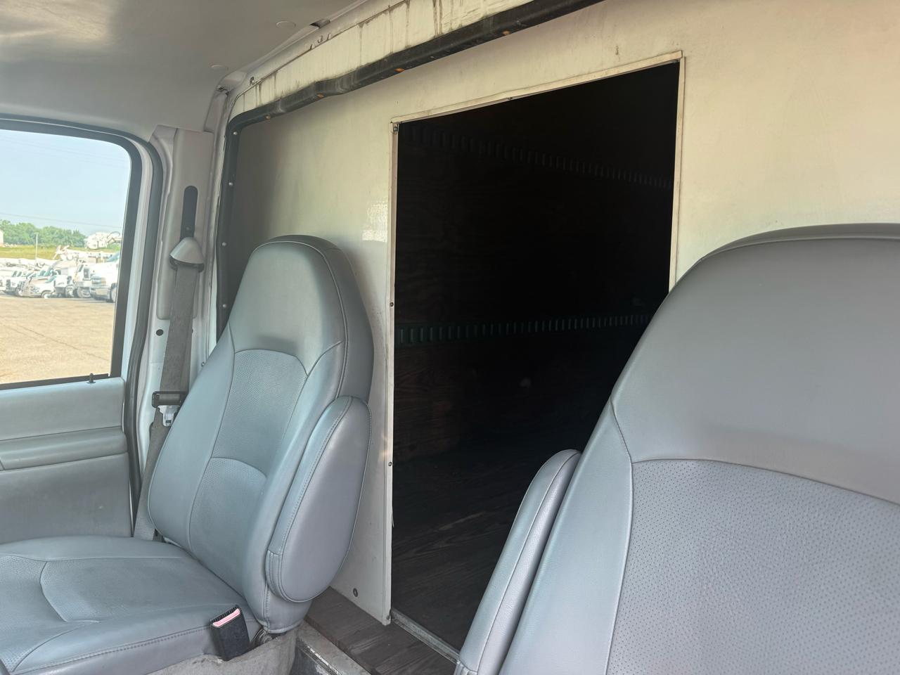 Ford Econoline Commercial Cutaway E-350 Super Duty 138" WB DRW 2004