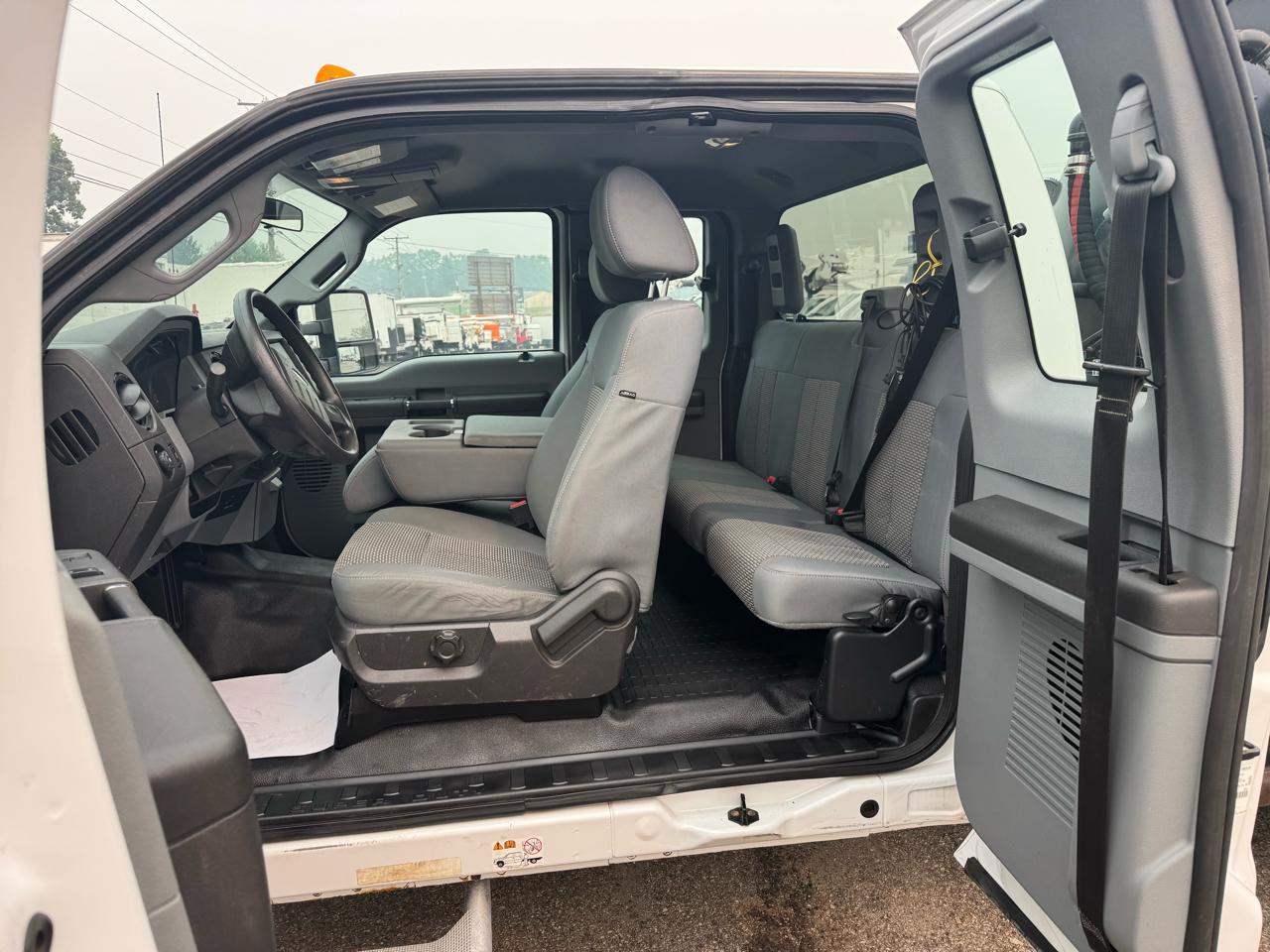 Ford Super Duty F-550 DRW 4WD SuperCab 186" WB 84" CA Lariat 2015