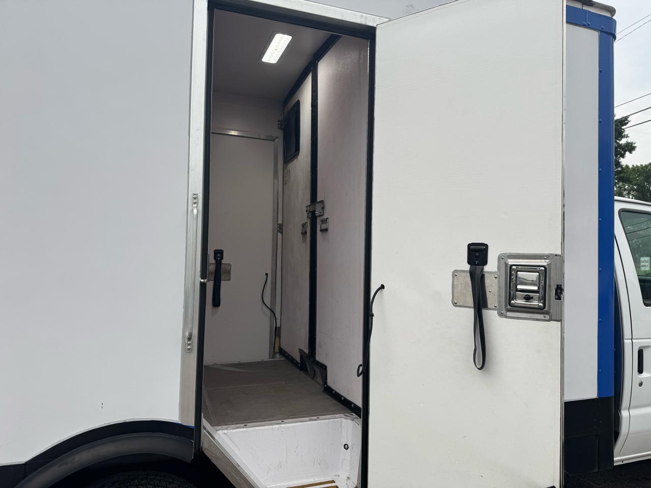 Ford E-Series Cutaway E-350 SRW 138" WB 2024