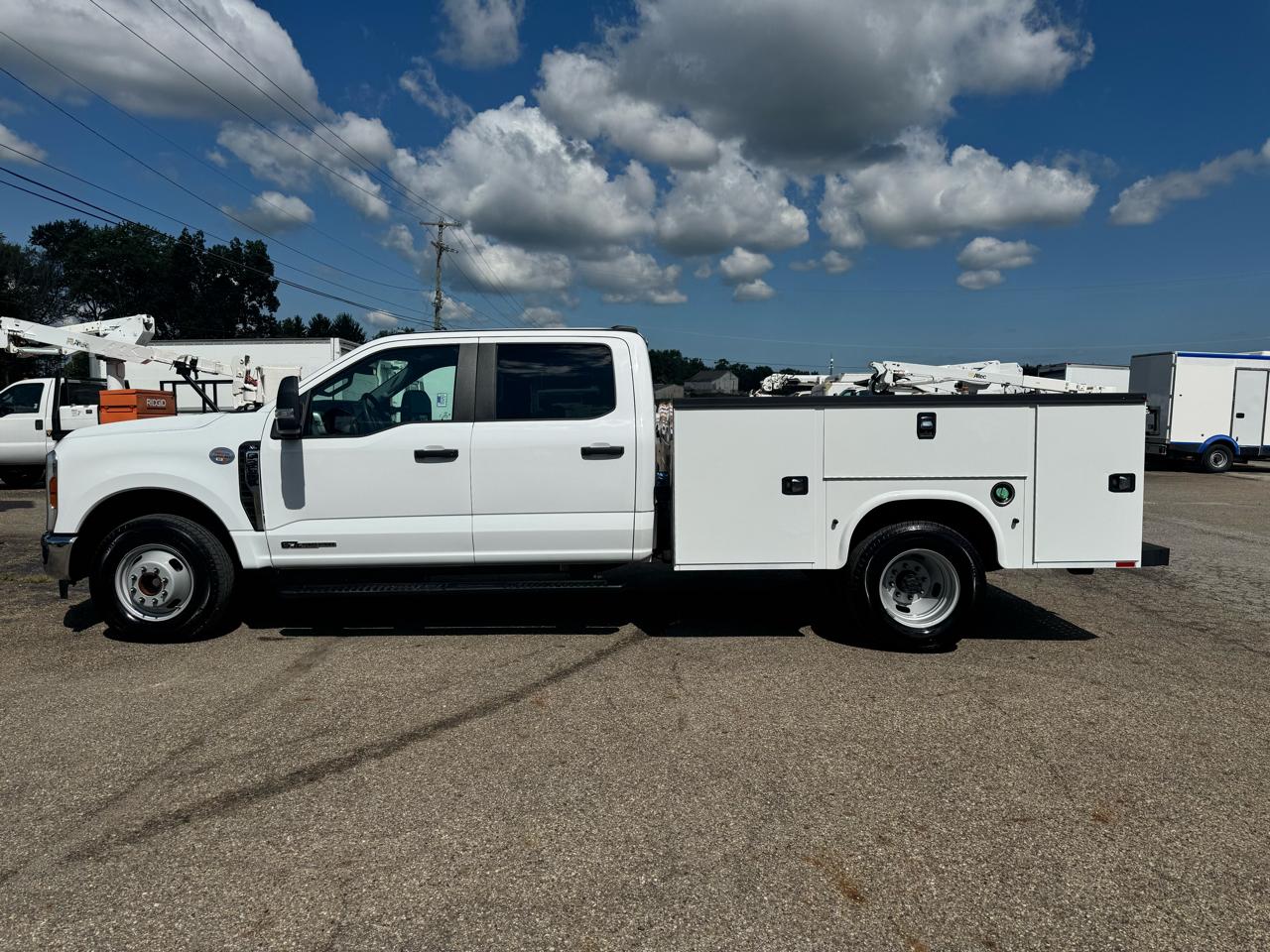 Ford Super Duty F-350 DRW XL 2WD Crew Cab 179" WB 60" CA 2024