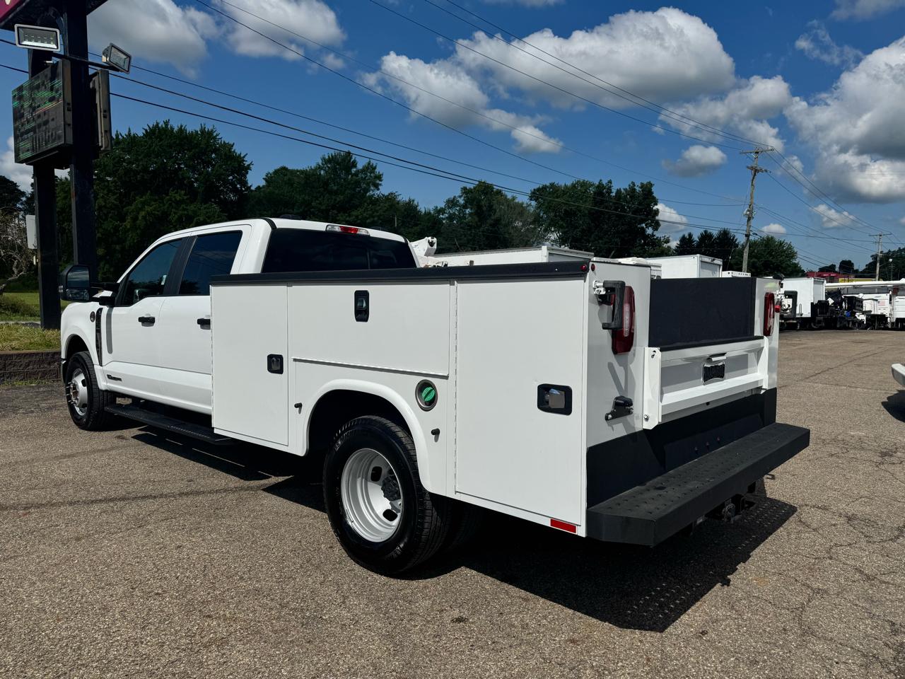 Ford Super Duty F-350 DRW XL 2WD Crew Cab 179" WB 60" CA 2024
